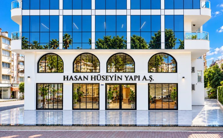 Hasan Hüseyin Yapı A.Ş. ofis binası girişi, Didim