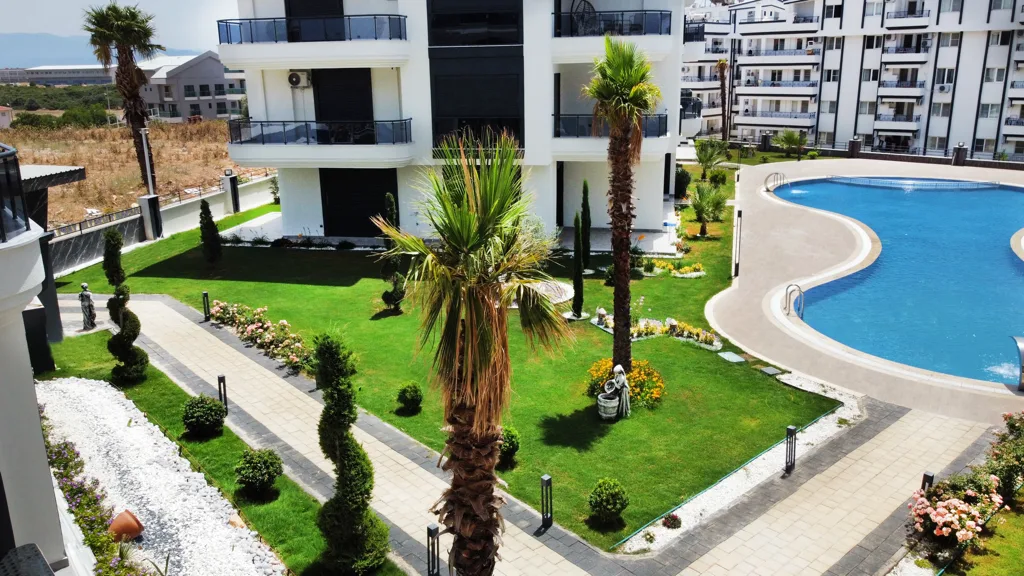 Aderans peyzaj ve havuz alanı, kuş bakışı