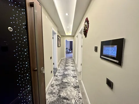 Aderans daire koridoru ve akıllı ev kontrol paneli